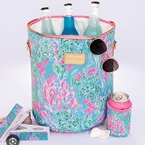 Lilly Pulitzer Blue Pineapple  Lunch Bag Or Wine Carrier with Pink Accents
